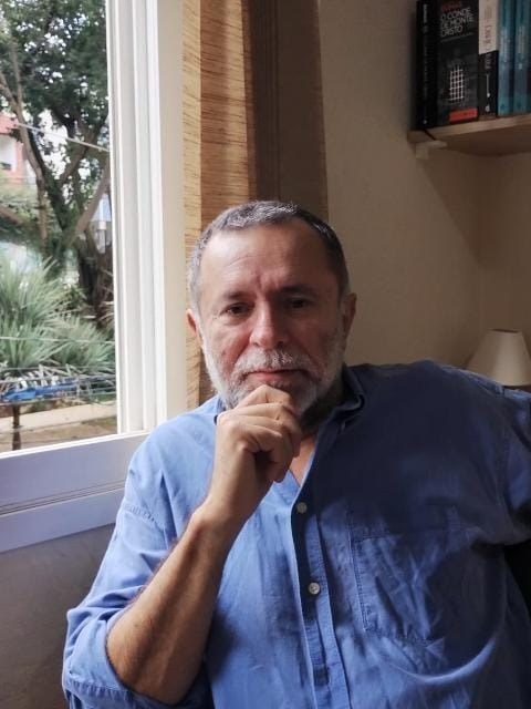 Karleno Bocarro em seu escritório, junto à janela